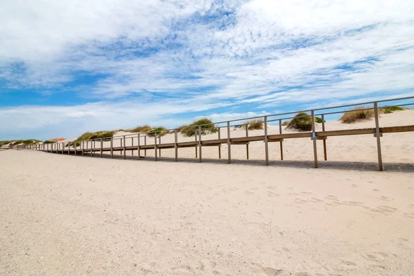 Деревянный Пешеходный Мост Песчаном Пляже Португалии — стоковое фото