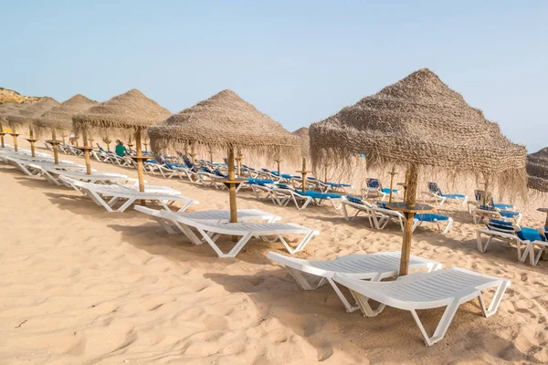 Strandstoelen Met Houten Parasols Een Prachtig Strand Portugal — Stockfoto
