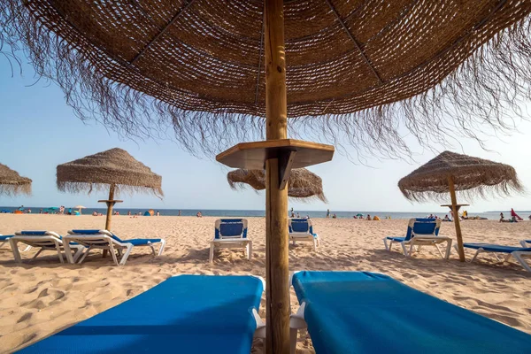 Strandstoelen Met Houten Parasols Een Prachtig Strand Portugal — Stockfoto