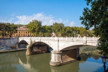 Roma, İtalya. Ponte Fabricio ve Tiber Adası'nın sabah panoramik manzarası.