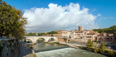 Roma, İtalya. Ponte Fabricio ve Tiber Adası'nın sabah panoramik manzarası.