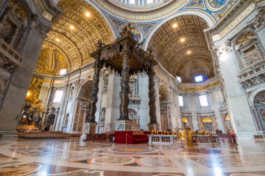 Vatikan, Roma, İtalya - 4 Ekim 2016: St. Peter Bazilikası'nın iç mekanları ve mimari detayları içeride turistlerin olduğu