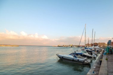 Gün batımında Anzio ana limanı
