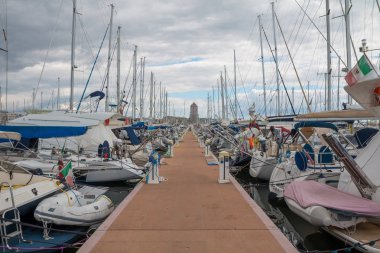 Nettuno'da bir sürü yatla liman