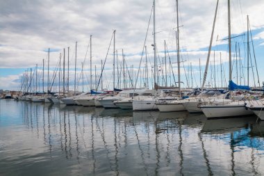 Nettuno'da bir sürü yatla liman