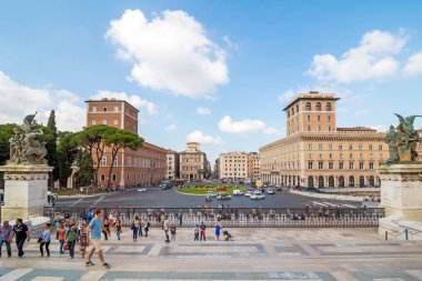 Roma, İtalya - 4 Ekim 2016: Venezia Meydanı /Piazza Venezia/ ve Victor Emmanuel Palace turistleri gezen.