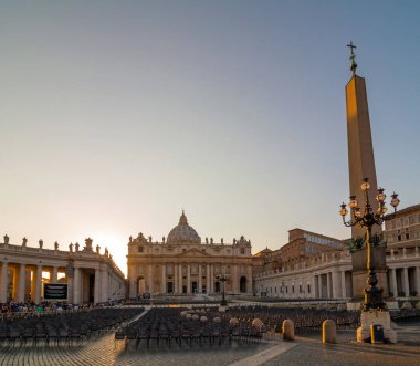 Vatikan, Roma, İtalya - 4 Ekim 2016: St. Peter Meydanı'ndaki turistler, Vatikan (Roma ile çevrili bir şehir devleti). Fotoğraf gün batımında çekildi