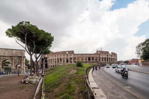 Řím Itálie Října 2016 Turisté Navštěvují Coloseum Řím Itálie — Stock fotografie