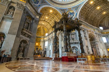 Vatikan, Roma, İtalya - 4 Ekim 2016: St. Peter Bazilikası'nın iç mekanları ve mimari detayları içeride turistlerin olduğu