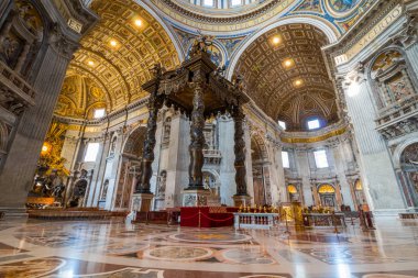 Vatikan, Roma, İtalya - 4 Ekim 2016: St. Peter Bazilikası'nın iç mekanları ve mimari detayları içeride turistlerin olduğu