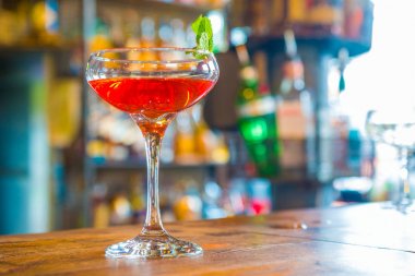 Restorandaki bar masasında renkli kokteyller..