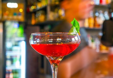 Restorandaki bar masasında renkli kokteyller..