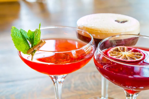 Kleurrijke Cocktails Bartafel Restaurant — Stockfoto