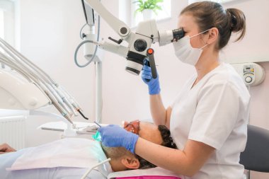 Lodz, Polonya-20 Eylül 2017-ofiste çalışan genç kadın dişçi.