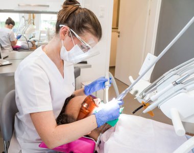 Lodz, Polonya-20 Eylül 2017-ofiste çalışan genç kadın dişçi.