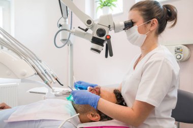 Lodz, Polonya-20 Eylül 2017-ofiste çalışan genç kadın dişçi.