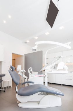 Lodz, Polonya-20 Eylül 2017-diş hekimliği, tıp, tıbbi ekipman ve Stomatoloji kavramı-sandalye ile yeni modern diş kliniği ofisi iç