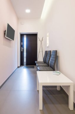 Lodz, Polonya-20 Eylül 2017 diş kliniğinde aydınlatmalı resepsiyon alanı. Çalışma yeri