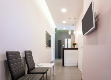 Lodz, Polonya-20 Eylül 2017 diş kliniğinde aydınlatmalı resepsiyon alanı. Çalışma yeri
