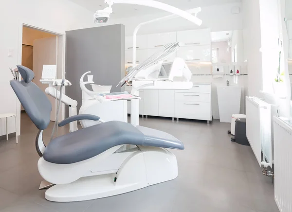 Lodz, Polonya-20 Eylül 2017-diş hekimliği, tıp, tıbbi ekipman ve Stomatoloji kavramı-sandalye ile yeni modern diş kliniği ofisi iç