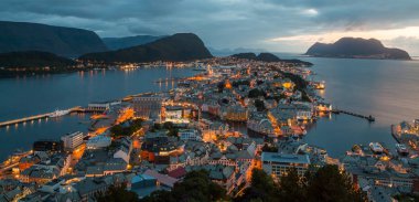Alesund, Norveç. Gün batımında Alesund, Norveç Cityscape görüntü.