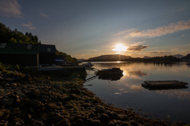 Norveç'te yaz manzara Panoraması - nehir, taşlar, gün batımında montajlar