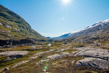 Geiranger fiord yakınlarındaki Norveç'te yaz manzara Panorama - nehir, taşlar, montajlar