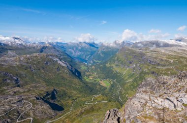 Geiranger fiord yakınlarındaki Norveç'te yaz manzara Panorama - nehir, taşlar, montajlar