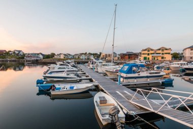 Alesund yakınlarında gün batımı. Arka planda Marina, Norveç, 