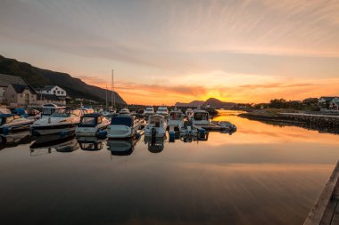 Alesund yakınlarında gün batımı. Arka planda Marina, Norveç, 