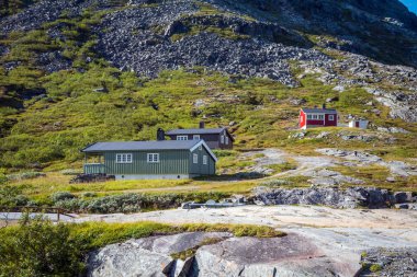 Norveç'te yaz manzara Panorama - nehir, taşlar, montajlar. Trollstigen