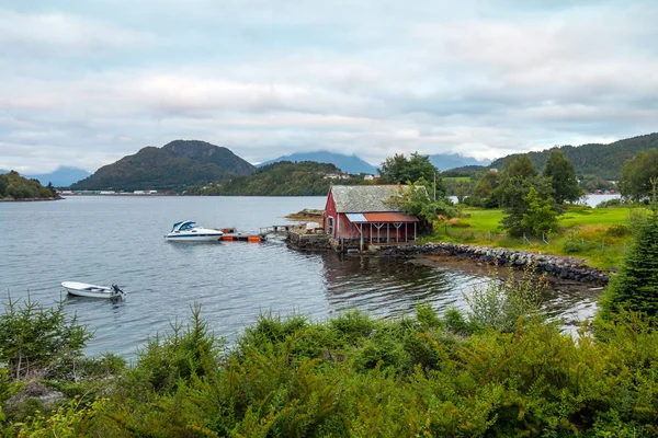 ノルウェーのアレスンド近くの伝統的な赤い釣りローブ小屋 — ストック写真