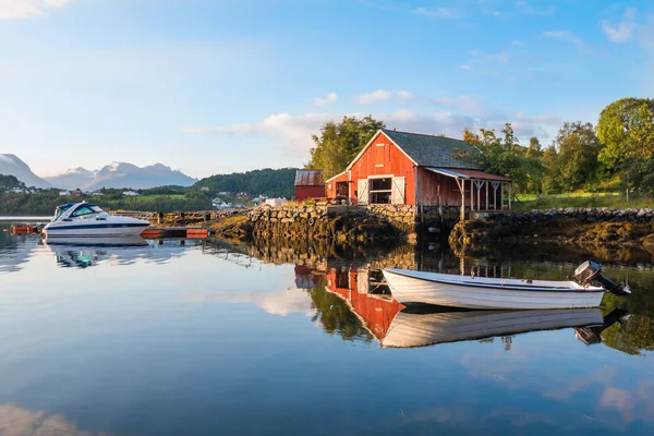 Traditionele Rode Vissen Rorbu Hut Nabij Alesund Noorwegen — Stockfoto