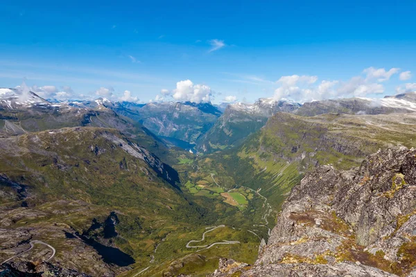 Geiranger fiord yakınlarındaki Norveç'te yaz manzara Panorama - nehir, taşlar, montajlar