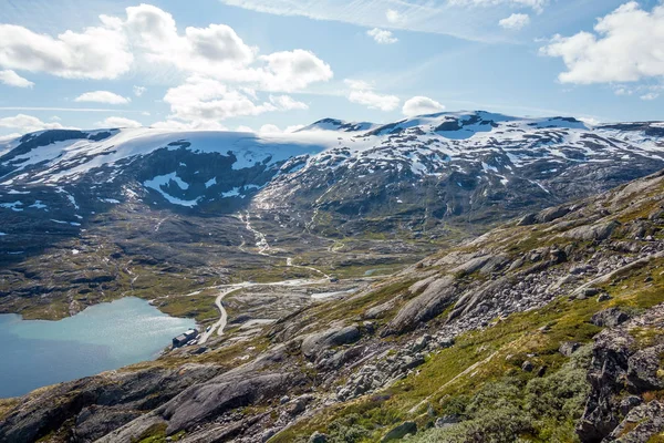 Panorama Paisagem Verão Noruega Perto Fiorde Geiranger Rio Pedras Montagens — Fotografia de Stock