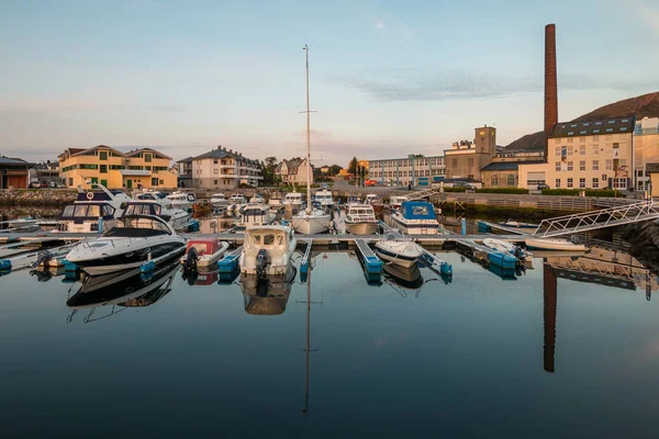 Puesta Sol Sobre Ciudad Cerca Alesund Marina Segundo Plano Noruega — Foto de Stock