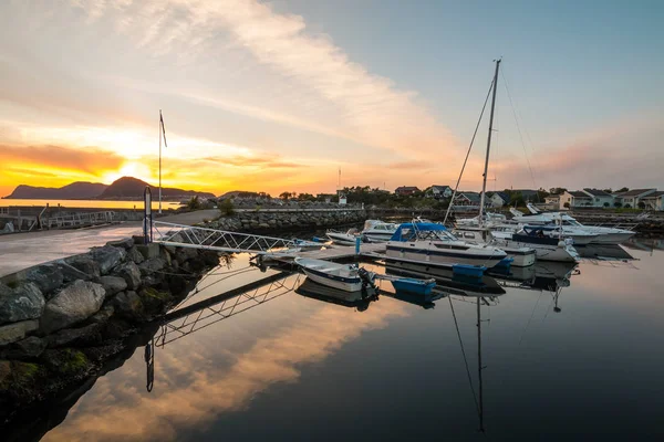 Sonnenuntergang Über Der Stadt Bei Alesund Yachthafen Hintergrund Norwegen — Stockfoto