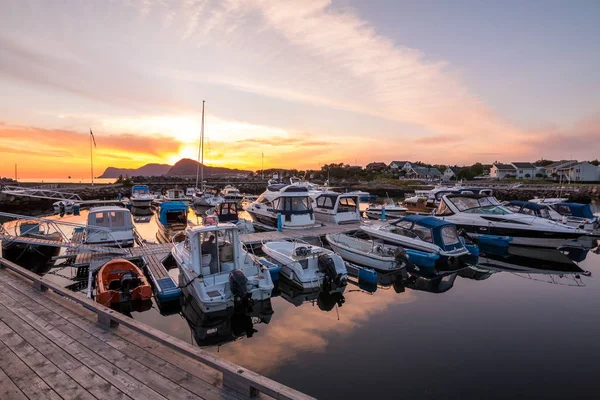 Sonnenuntergang Über Der Stadt Bei Alesund Yachthafen Hintergrund Norwegen — Stockfoto