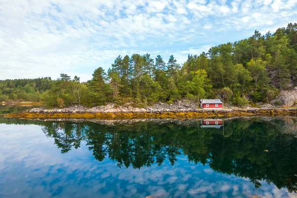 Een Noors Huisje Heuvel Achtergrond Prachtig Landschap Noorwegen — Stockfoto