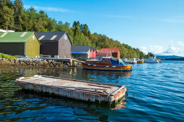 ノルウェーのアレスンド近くのフィヨルドの赤い釣りロルブ小屋 — ストック写真