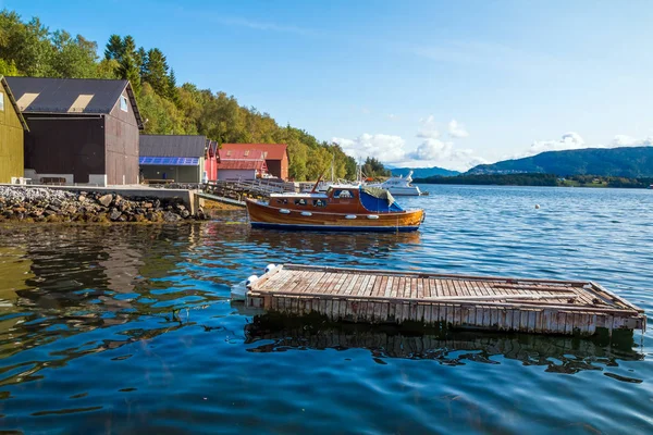 Rode Vissen Rorbu Hutten Bij Fjord Buurt Van Alesund Noorwegen — Stockfoto