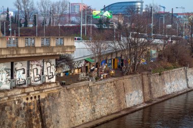 Prag, Çek Cumhuriyeti - 2 Aralık 2017: Prag'da Eski Kent yakınlarındaki köprünün altında yaşayan fakir insanlar.