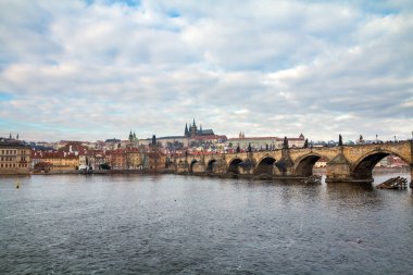 Prag, Çek Cumhuriyeti'nde gün içinde Charles Köprüsü ve Vltava nehri görünümü