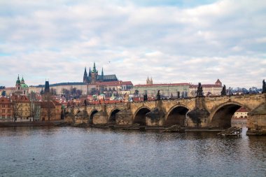 Prag, Çek Cumhuriyeti'nde gün içinde Charles Köprüsü ve Vltava nehri görünümü