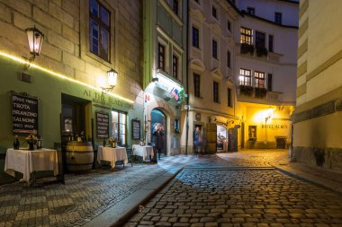 Prag, Çek Cumhuriyeti - 2 Aralık 2017: Prag - Çek Cumhuriyeti'nin başkenti. Arka plandaki restoranlar