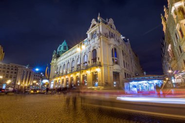 Prag, Çek Cumhuriyeti - 2 Aralık 2017: Eski Kent Meydanı ve çevresinin gece manzarası. Arka planda yerel restoranlar. 
