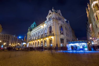 Prag, Çek Cumhuriyeti - 2 Aralık 2017: Eski Kent Meydanı ve çevresinin gece manzarası. Arka planda yerel restoranlar. 