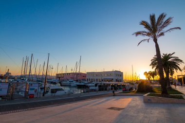 Alghero şehir (bir liman) Sardunya üzerinde bir günbatımı, İtalya