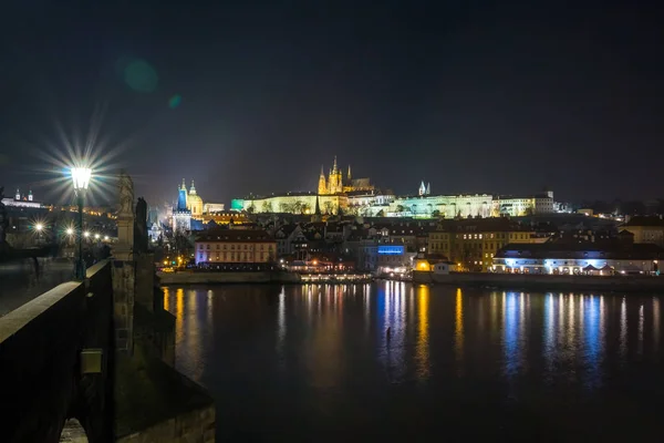Prag Kalesi Ile Cityscape Panoraması Carol Köprü Görünümü — Stok fotoğraf