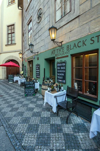 Prag Çek Cumhuriyeti Aralık 2017 Şehrin Eski Sokaklarında Masa Restoranı — Stok fotoğraf